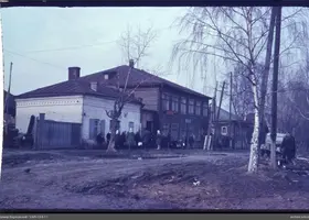 Группа женщин у зданий