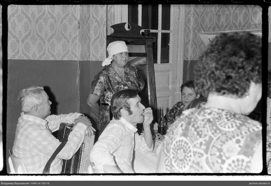 Gruppe am Tisch im Raum