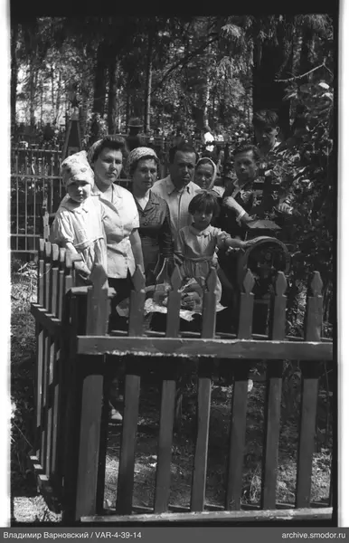 Gruppe vor Denkmal auf dem Friedhof
