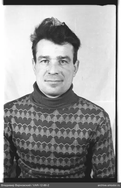 Porträt eines Mannes in dunklem Pullover