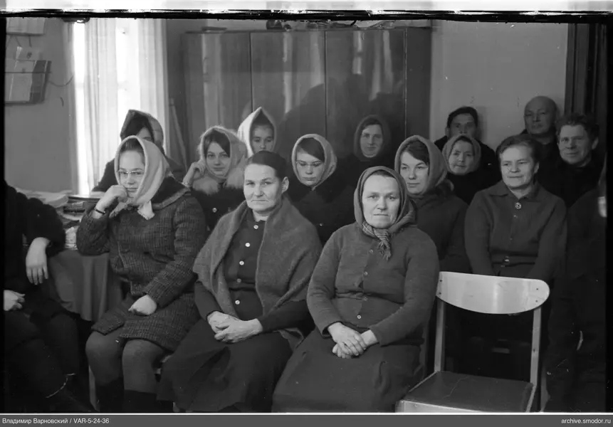 Gruppenporträt von Frauen und Männern