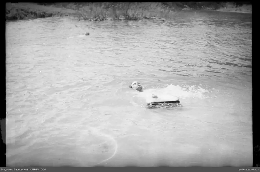 Mann schwimmt auf dem Rücken im Wasser