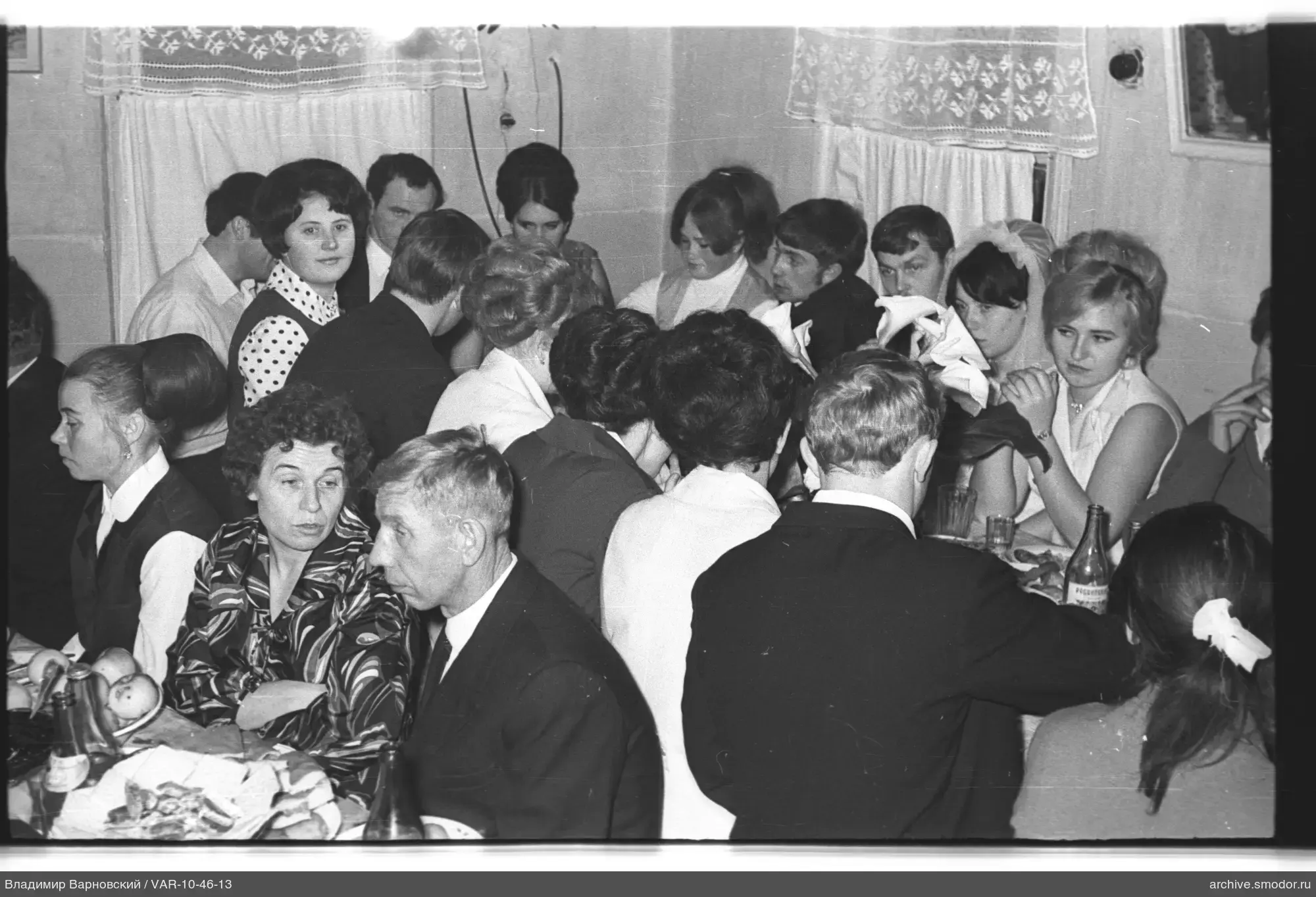 Gruppe am Tisch im Raum
