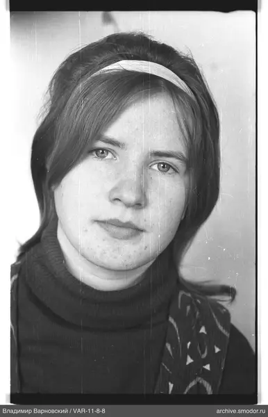 Porträt einer Frau mit hellem Stirnband