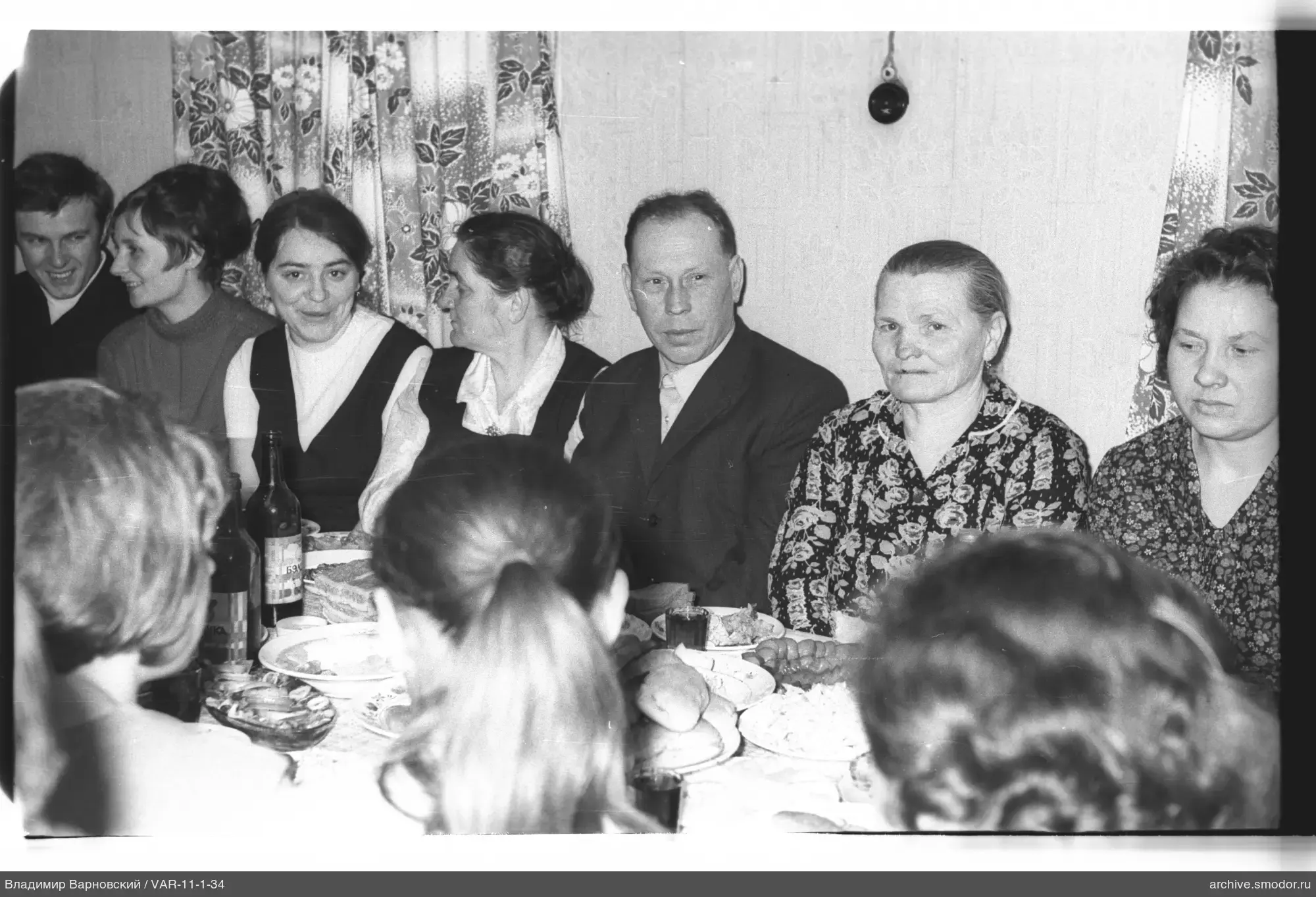 Gruppe Erwachsener am Tisch mit Essen und Getränken