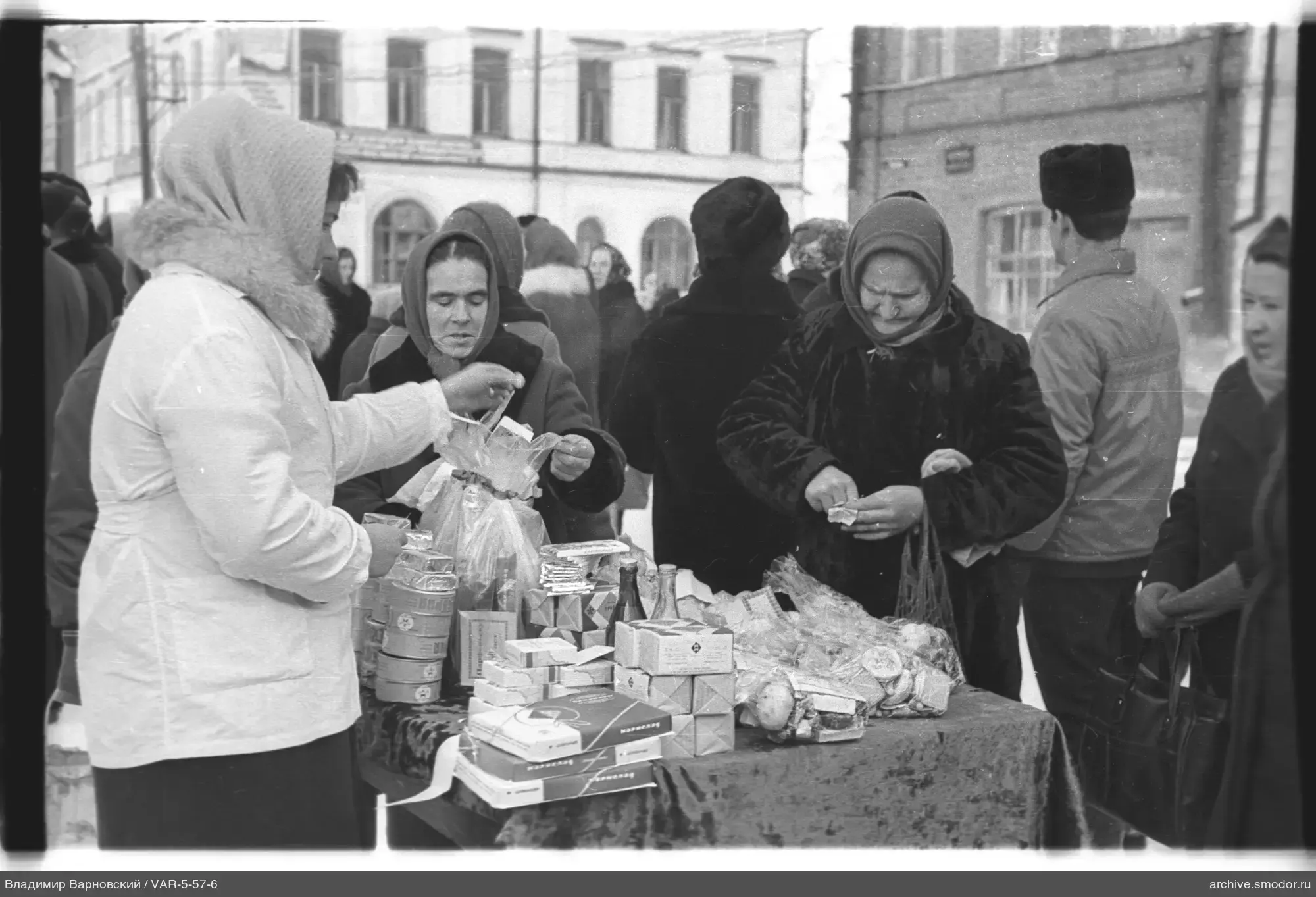 Женщины у торгового прилавка