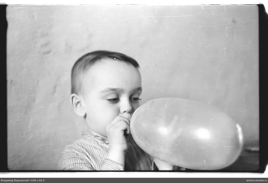 Porträt eines Jungen mit Ballon