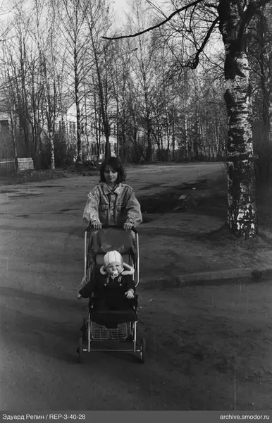 Frau mit Kinderwagen und Kind