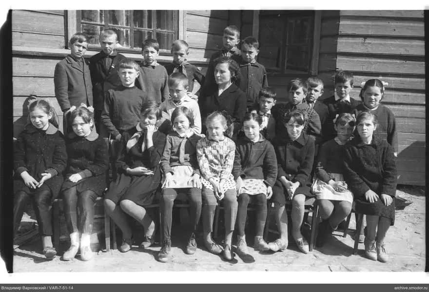 Gruppenporträt von Kindern und Frau