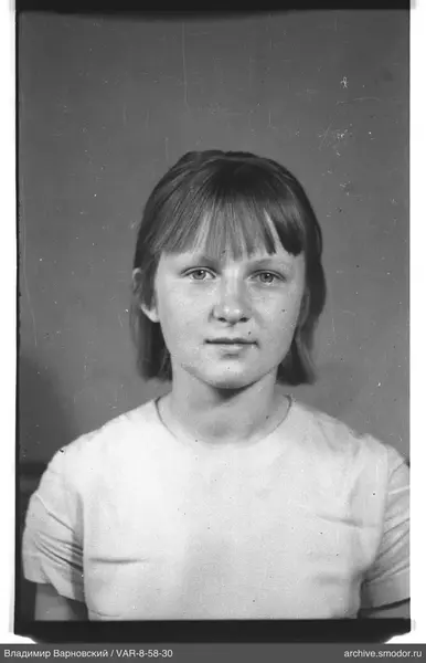Porträt eines Mädchens mit geradem Haar