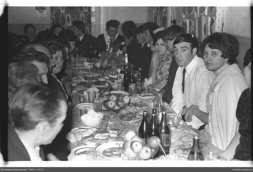 Gruppenporträt am Tisch