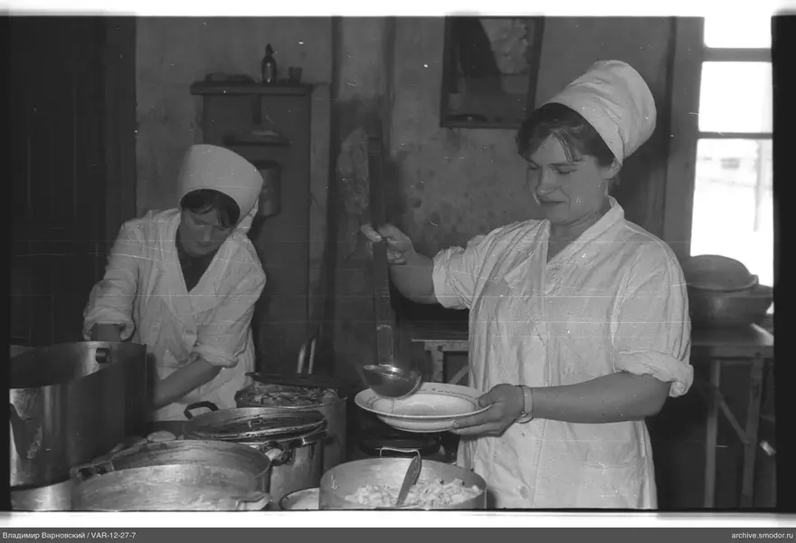 Frauen bereiten Essen in der Küche