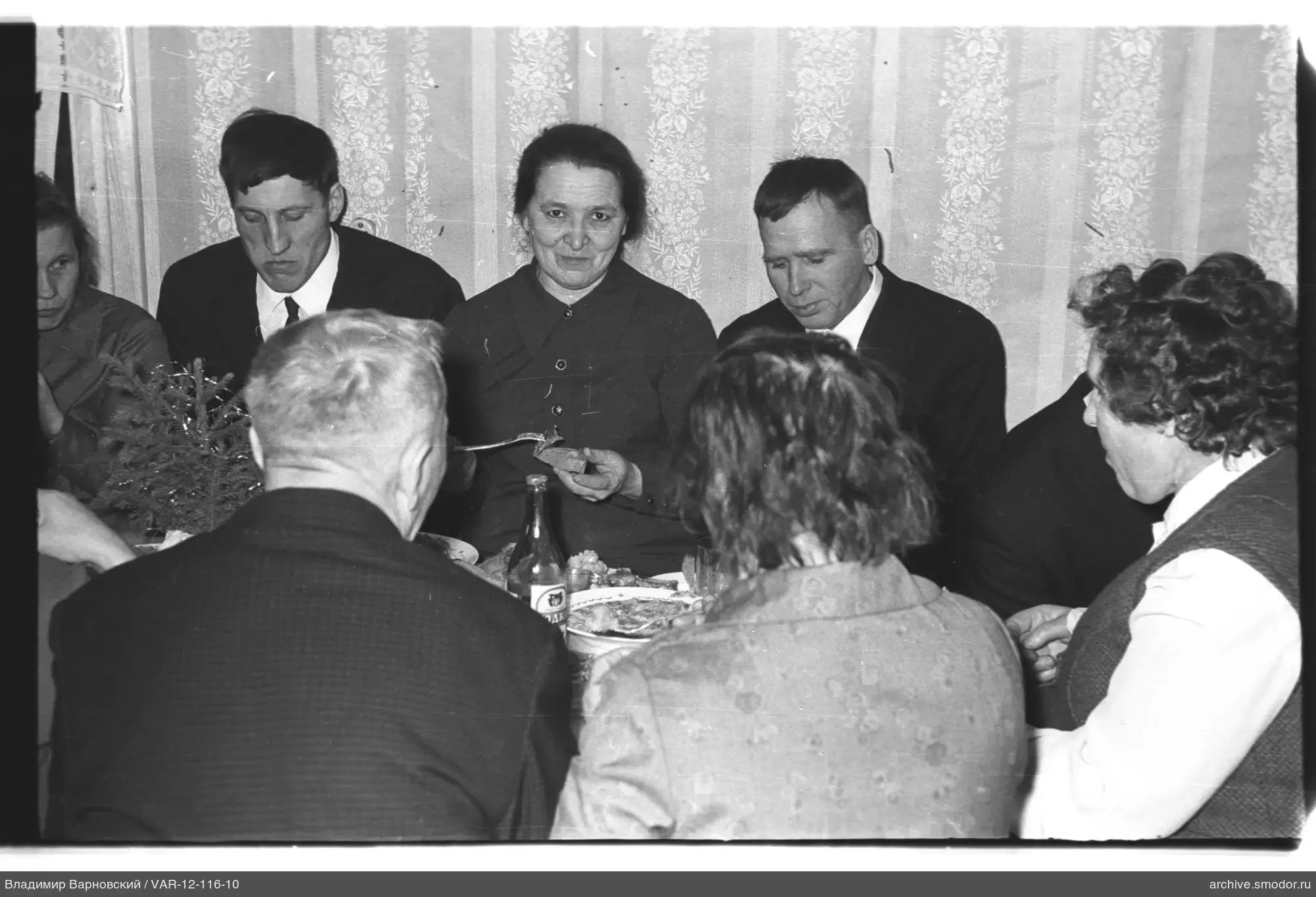 Gruppe bei Tisch mit Geschirr und Brot