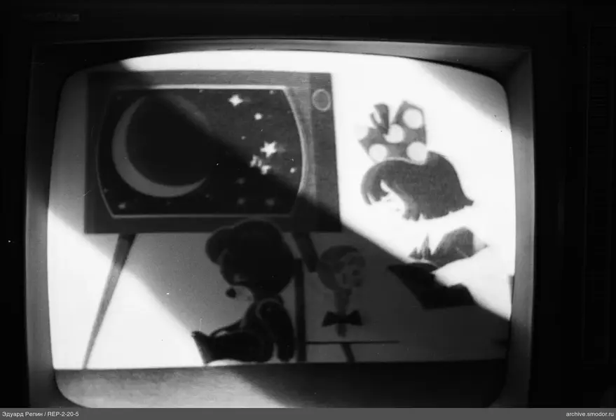 Fernseher mit Zeichentrickfiguren und Nachthimmel