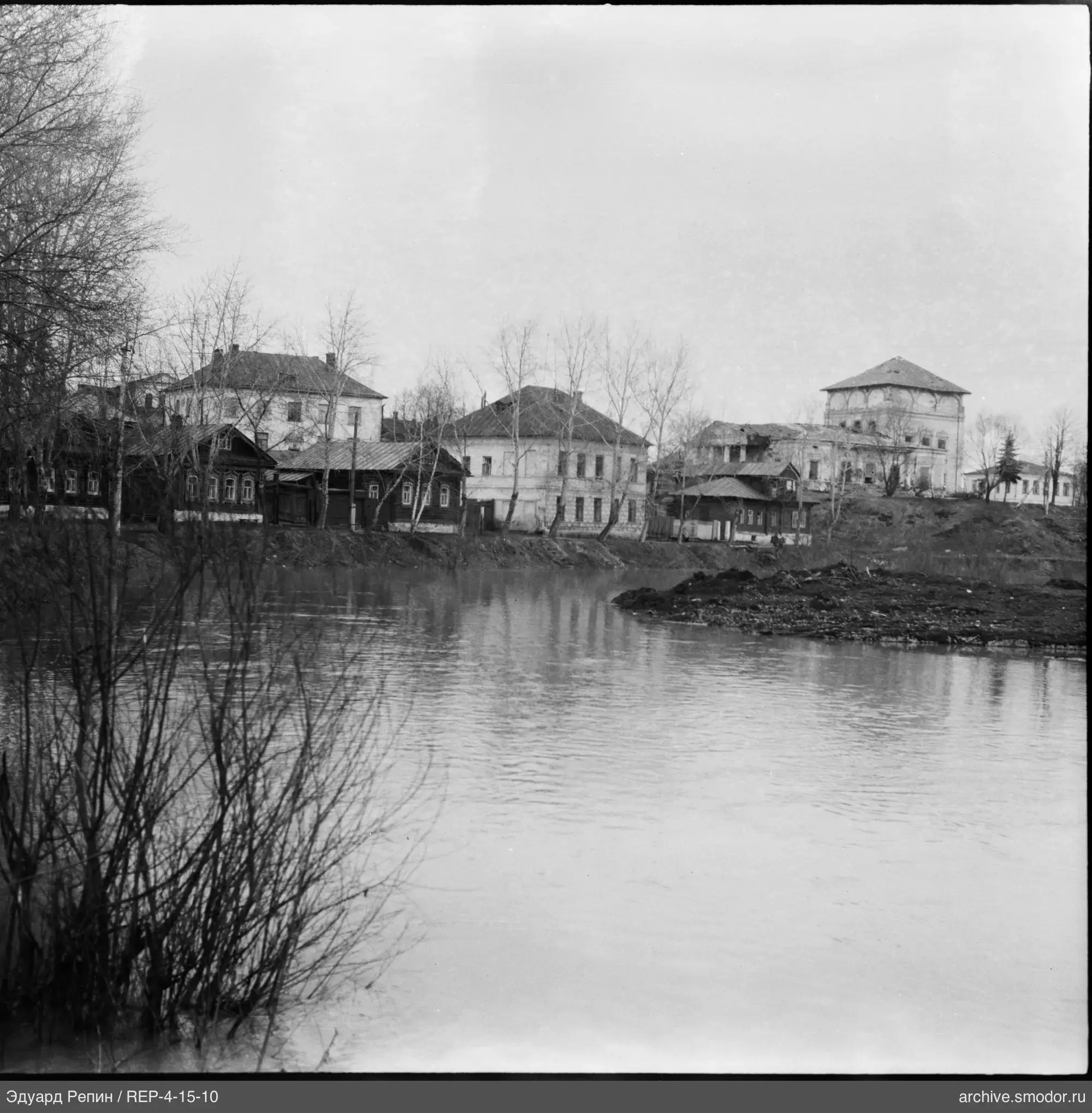 Landschaft mit Fluss und Gebäuden