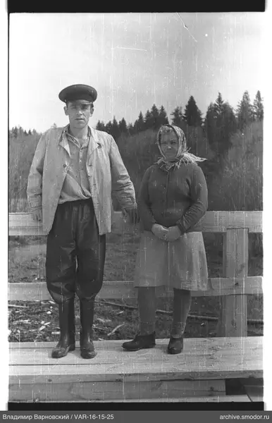 Gruppe auf Holzplattform am Wald