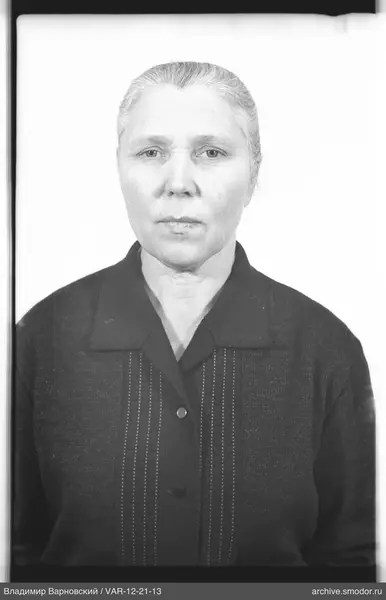 Porträt einer Frau vor hellem Hintergrund