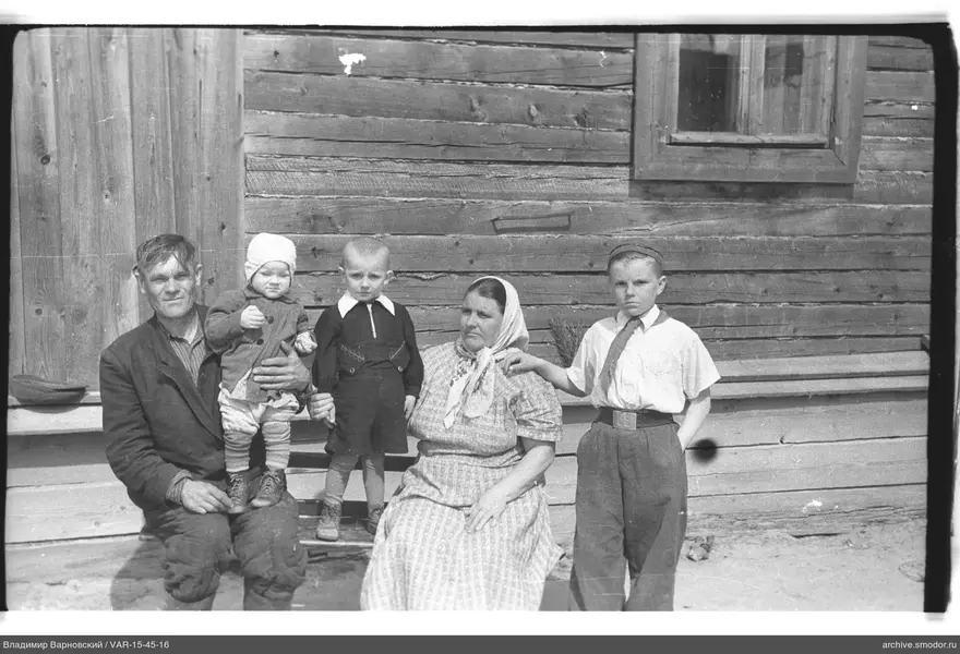 Gruppenporträt mit sitzender Frau und Kindern