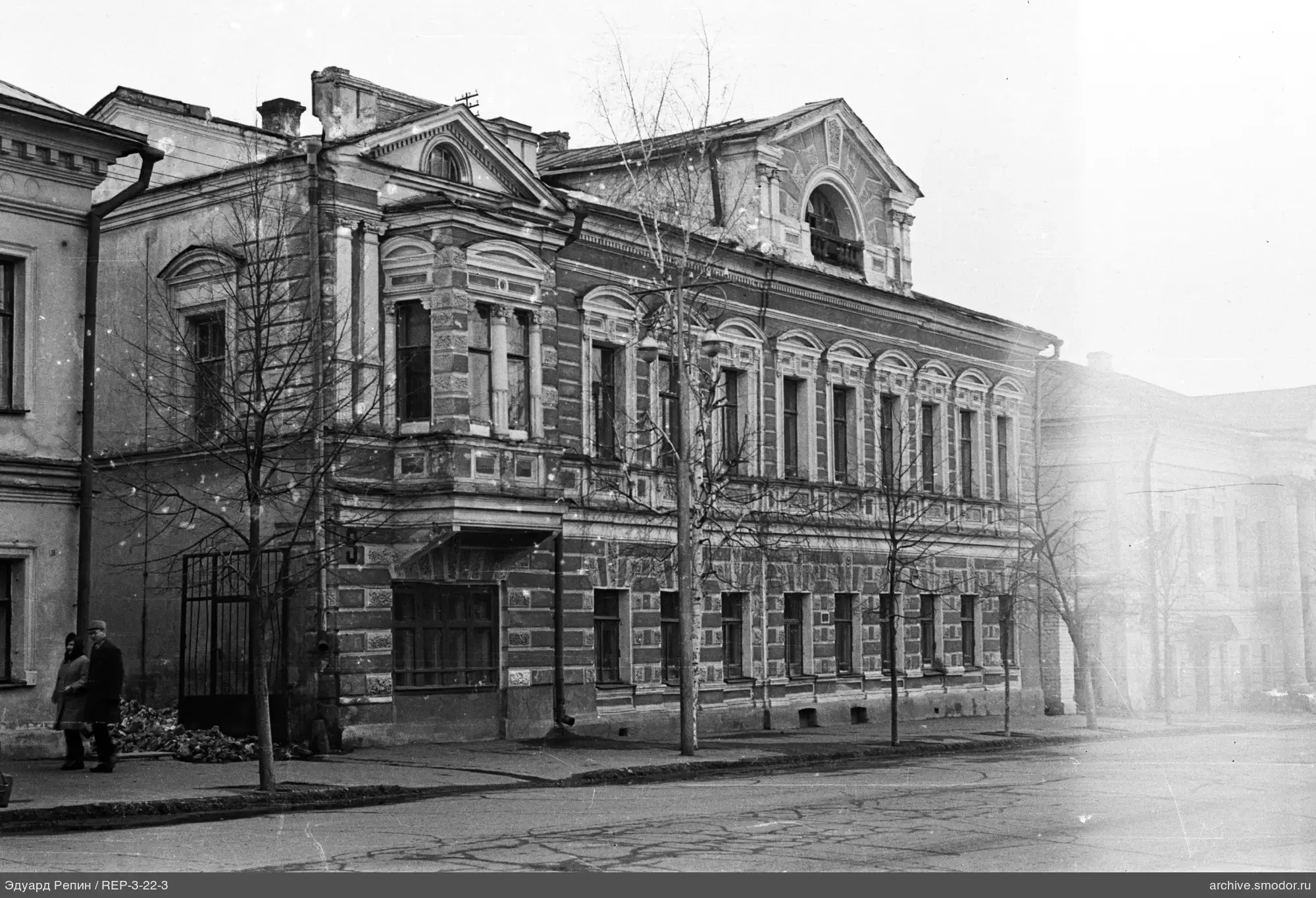 Zweistöckiges Gebäude mit Bogenfenstern
