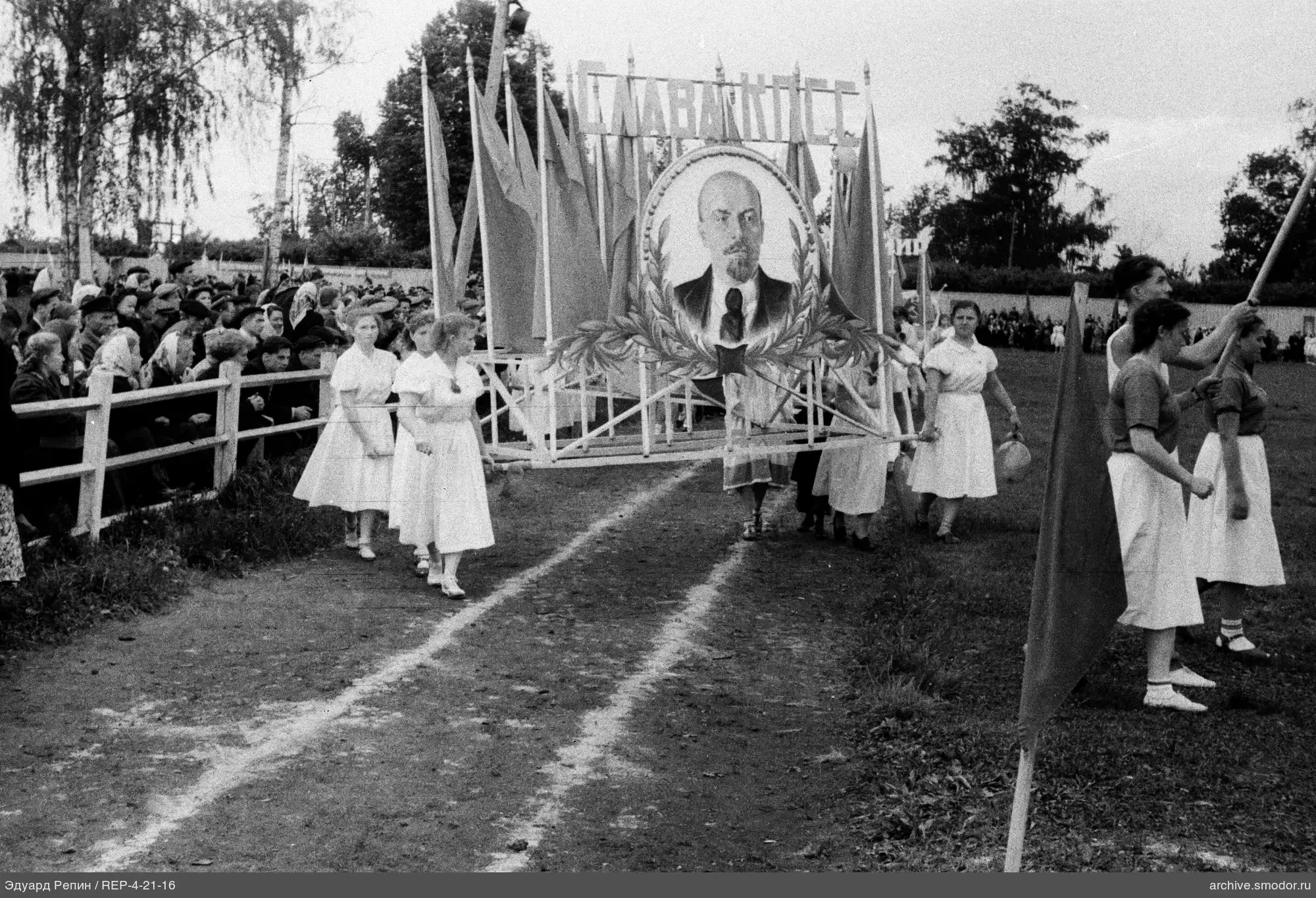 Frauen mit Porträt und Fahnen bei Veranstaltung