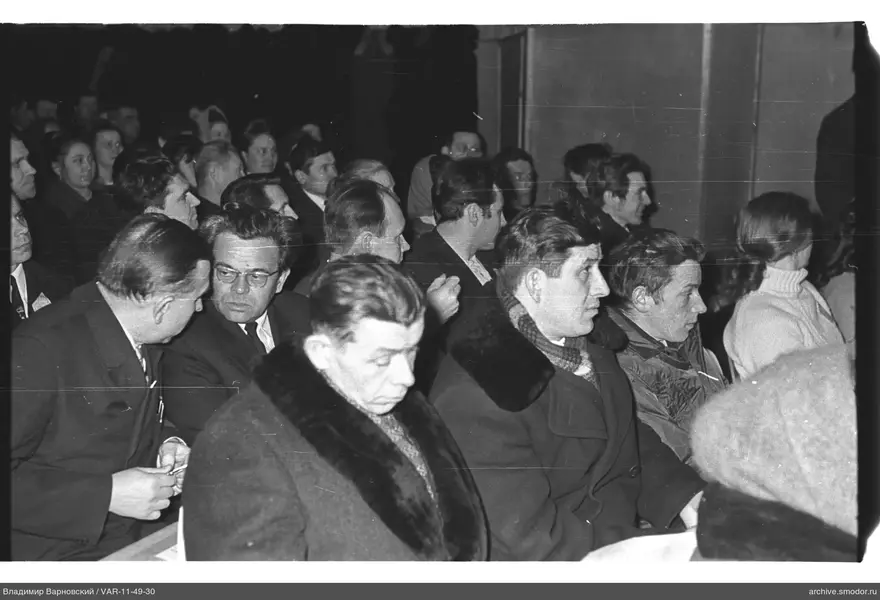 Gruppe von Menschen im Saal