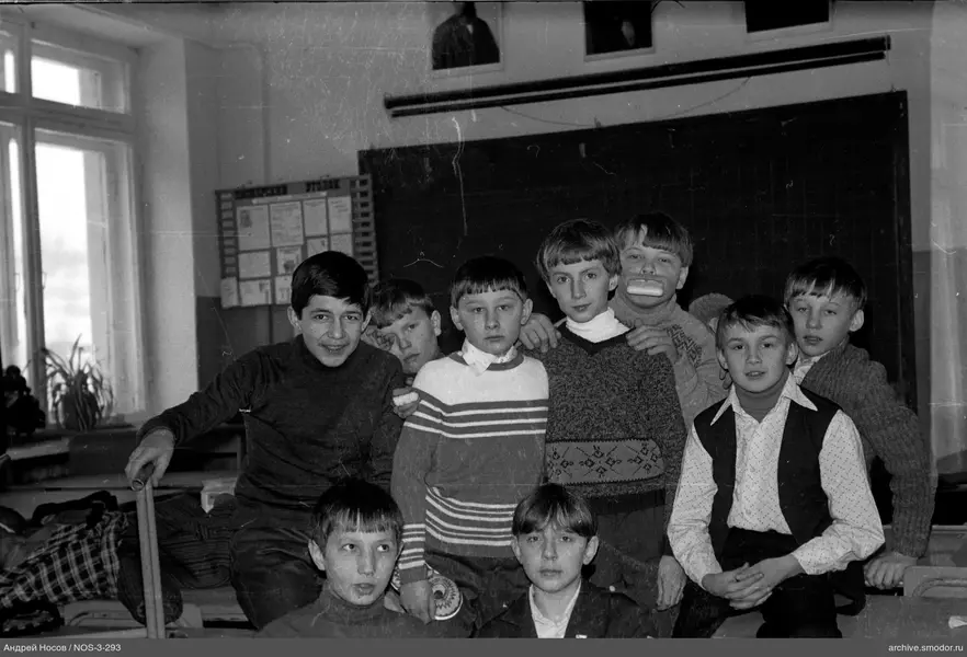 Групповой портрет мальчиков в классе