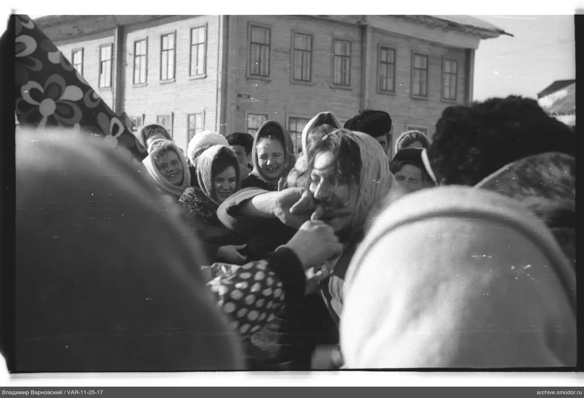 Gruppe von Frauen vor einem Holzgebäude