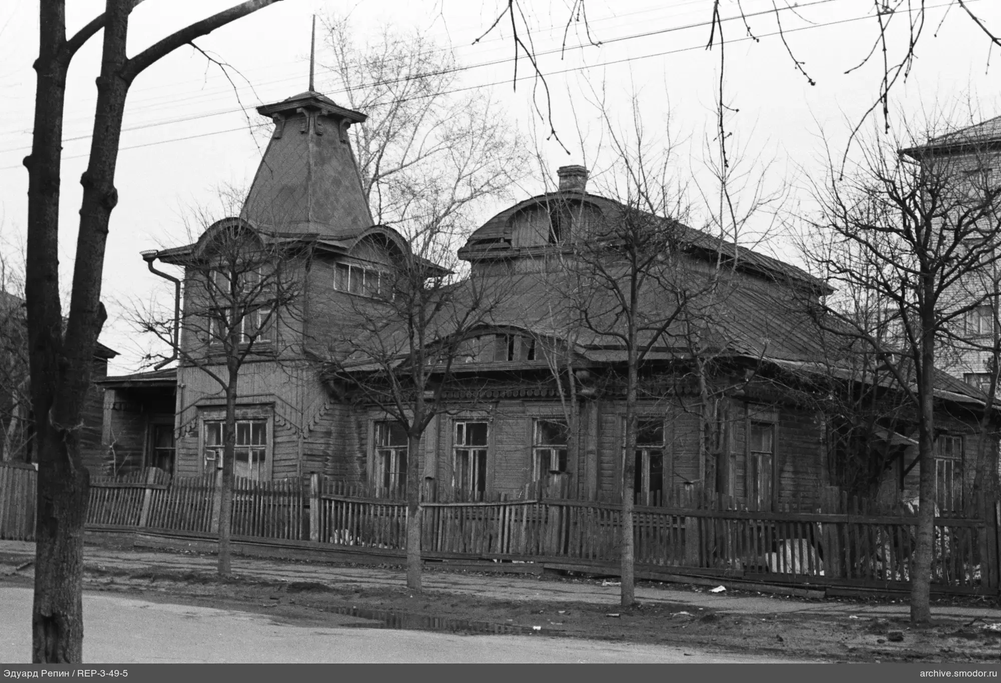 Holzhaus mit Turm und Zaun