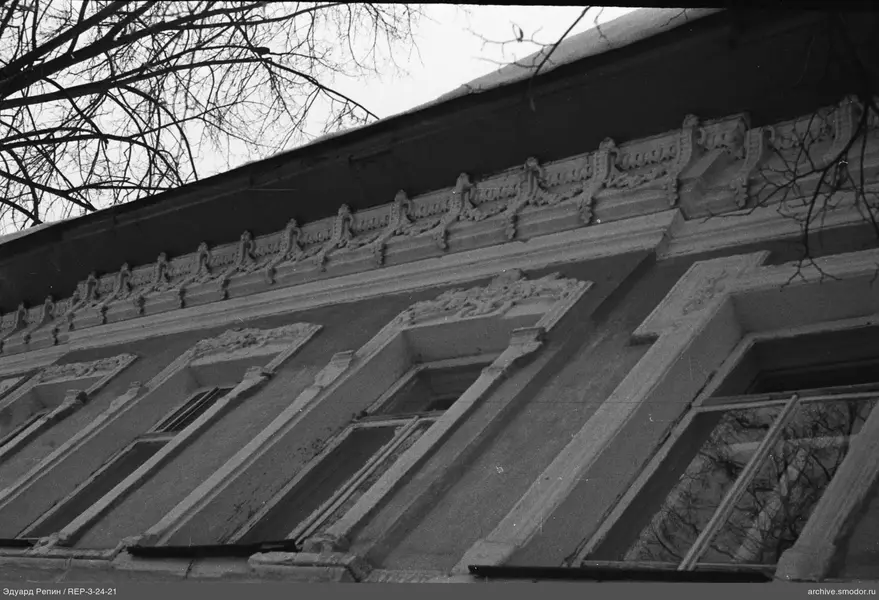 Fassade mit Fenstern und schneebedecktem Dach