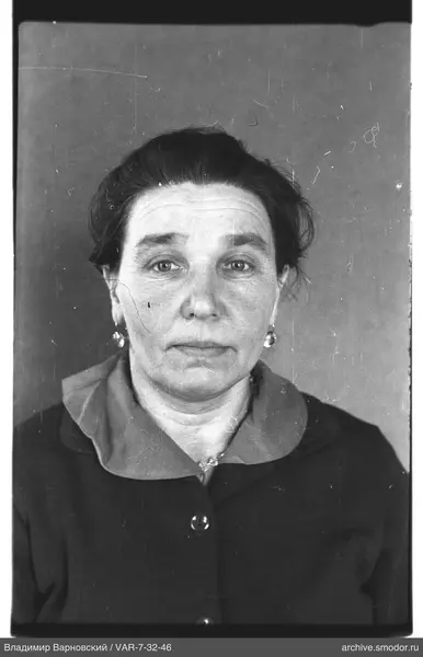 Porträt einer Frau in dunkler Jacke