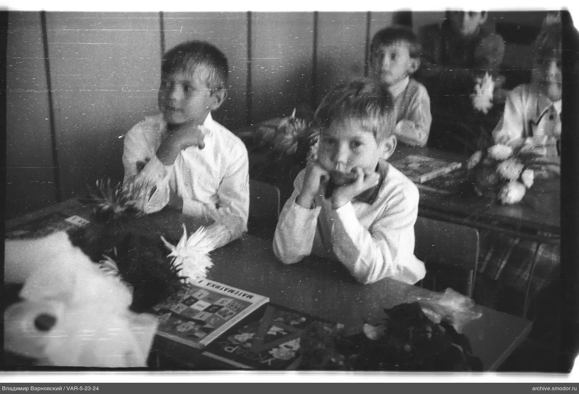 Gruppenaufnahme im Klassenzimmer