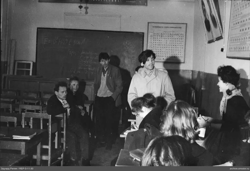 Menschen im Klassenzimmer bei der Tafel