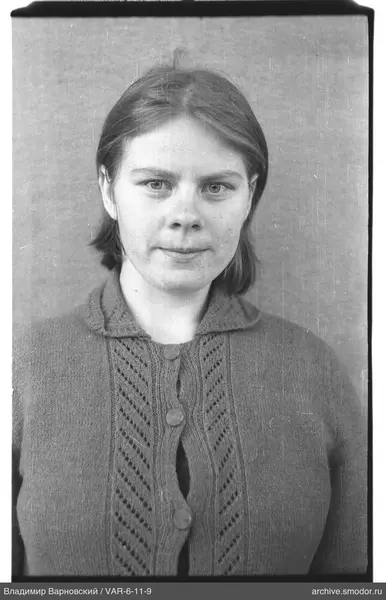 Porträt einer Frau im gestrickten Cardigan