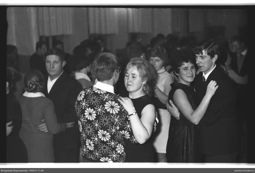 Couples dancing at an event