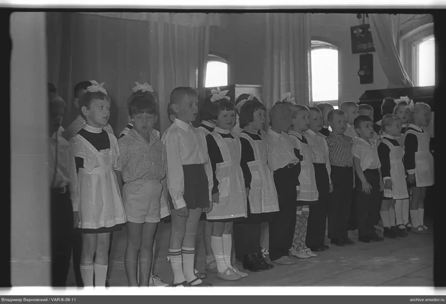 Gruppenporträt von Kindern im Raum