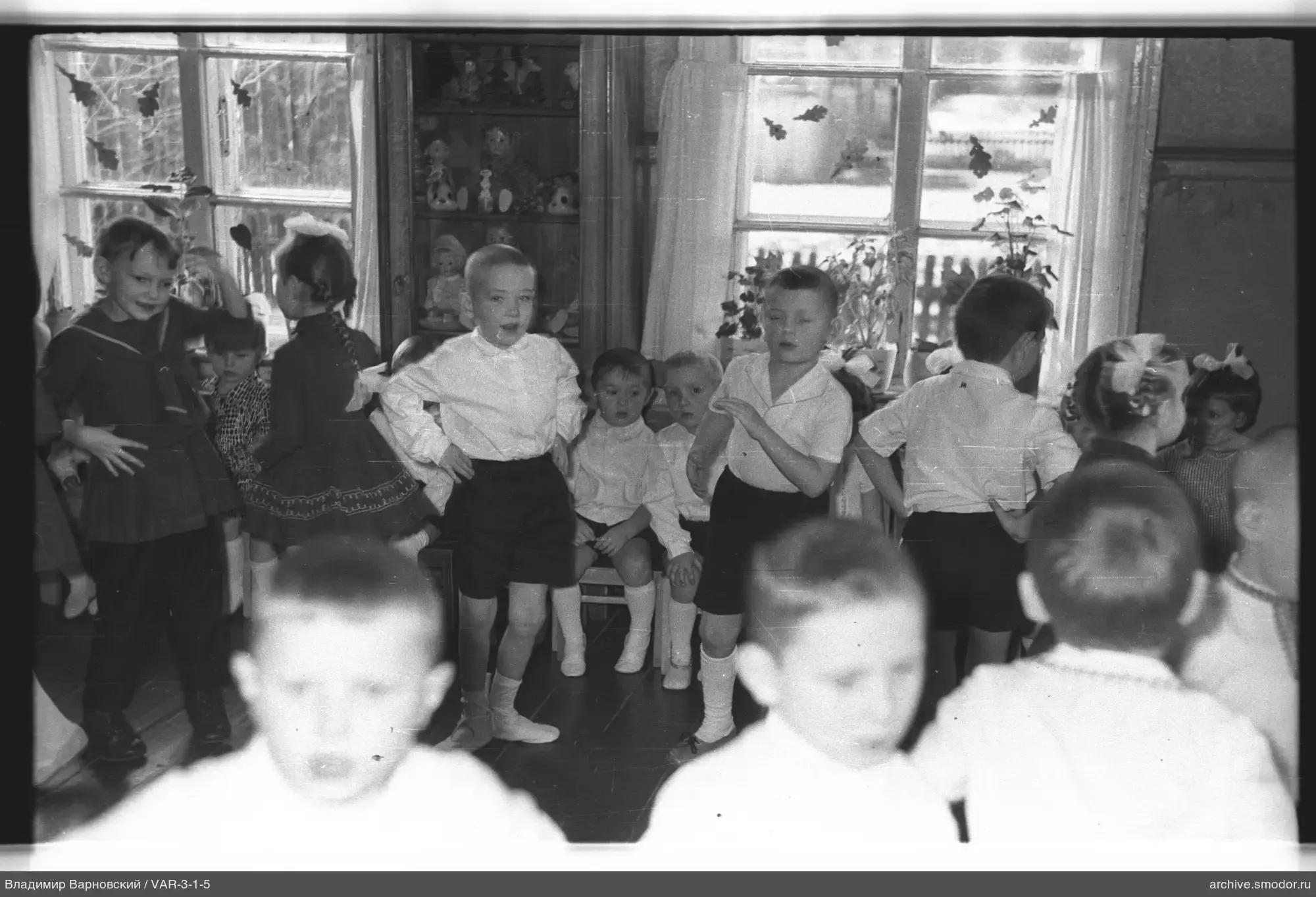 Kinder in einem Raum mit Spielzeug und Fenstern