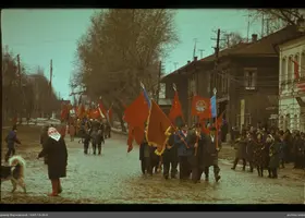 Gruppe mit sowjetischen Fahnen auf Straße