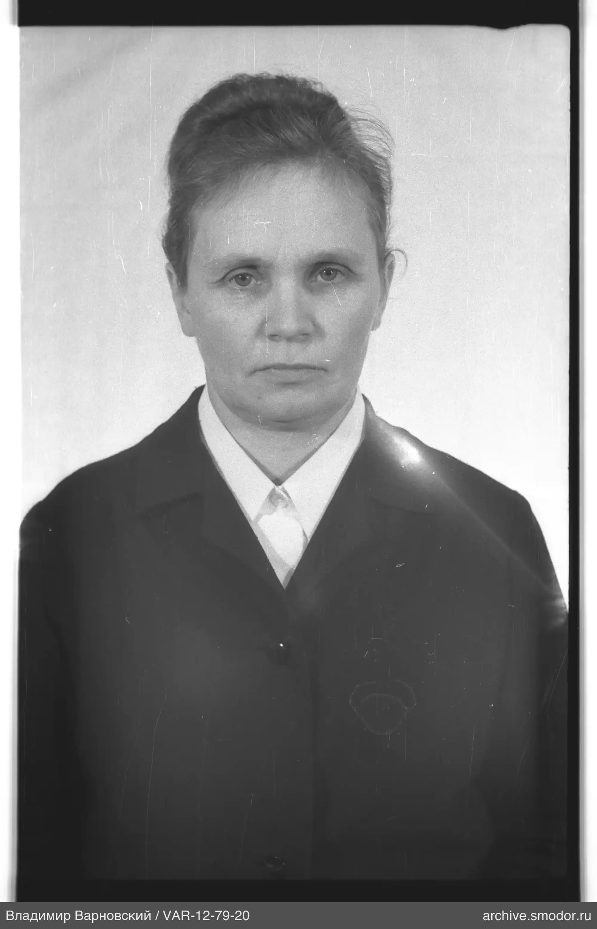 Porträt einer Frau in dunkler Jacke
