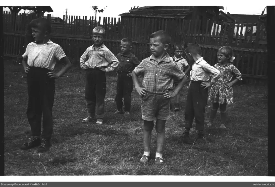 Gruppe von Kindern im Freien