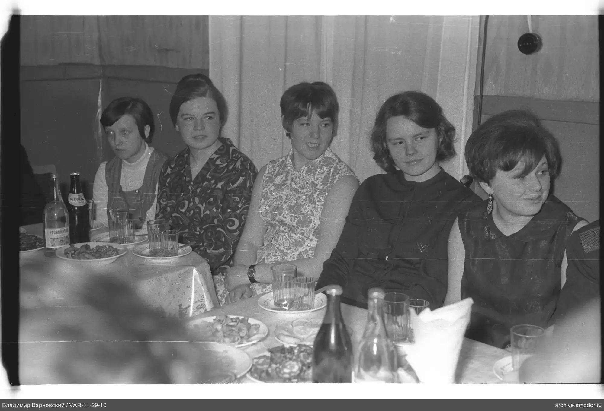 Gruppenporträt von Frauen am Tisch