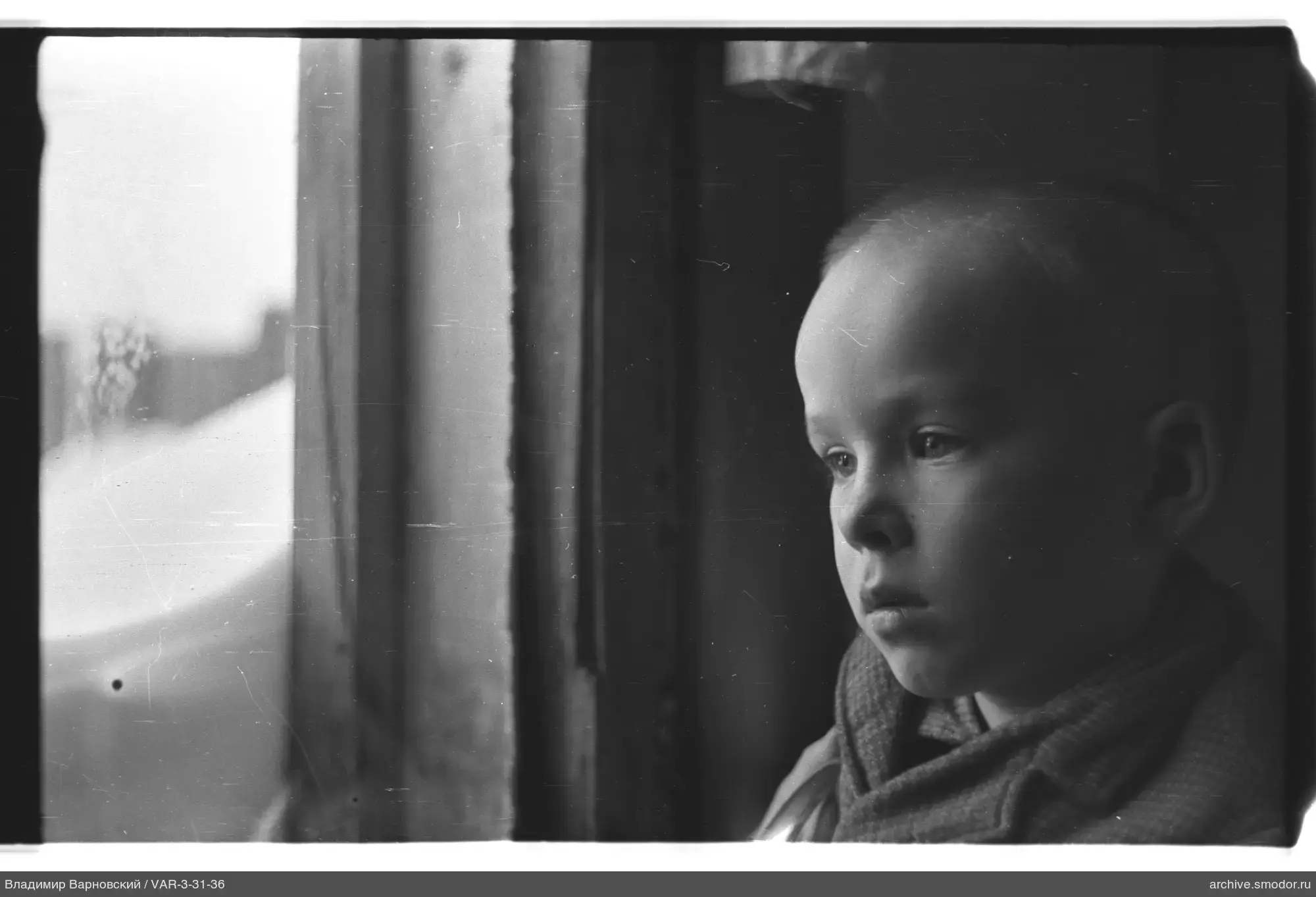 Junge im Profil am Fenster