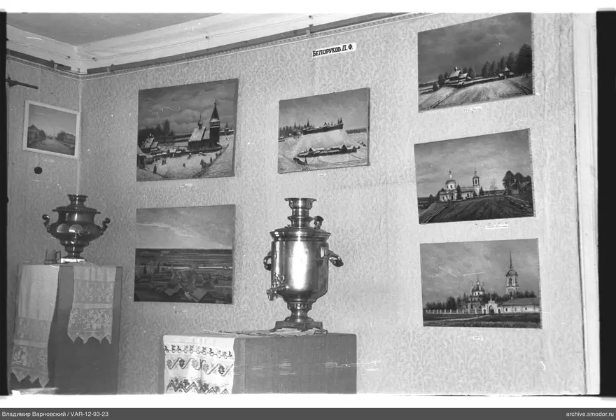 Комната с картинами и самоварами