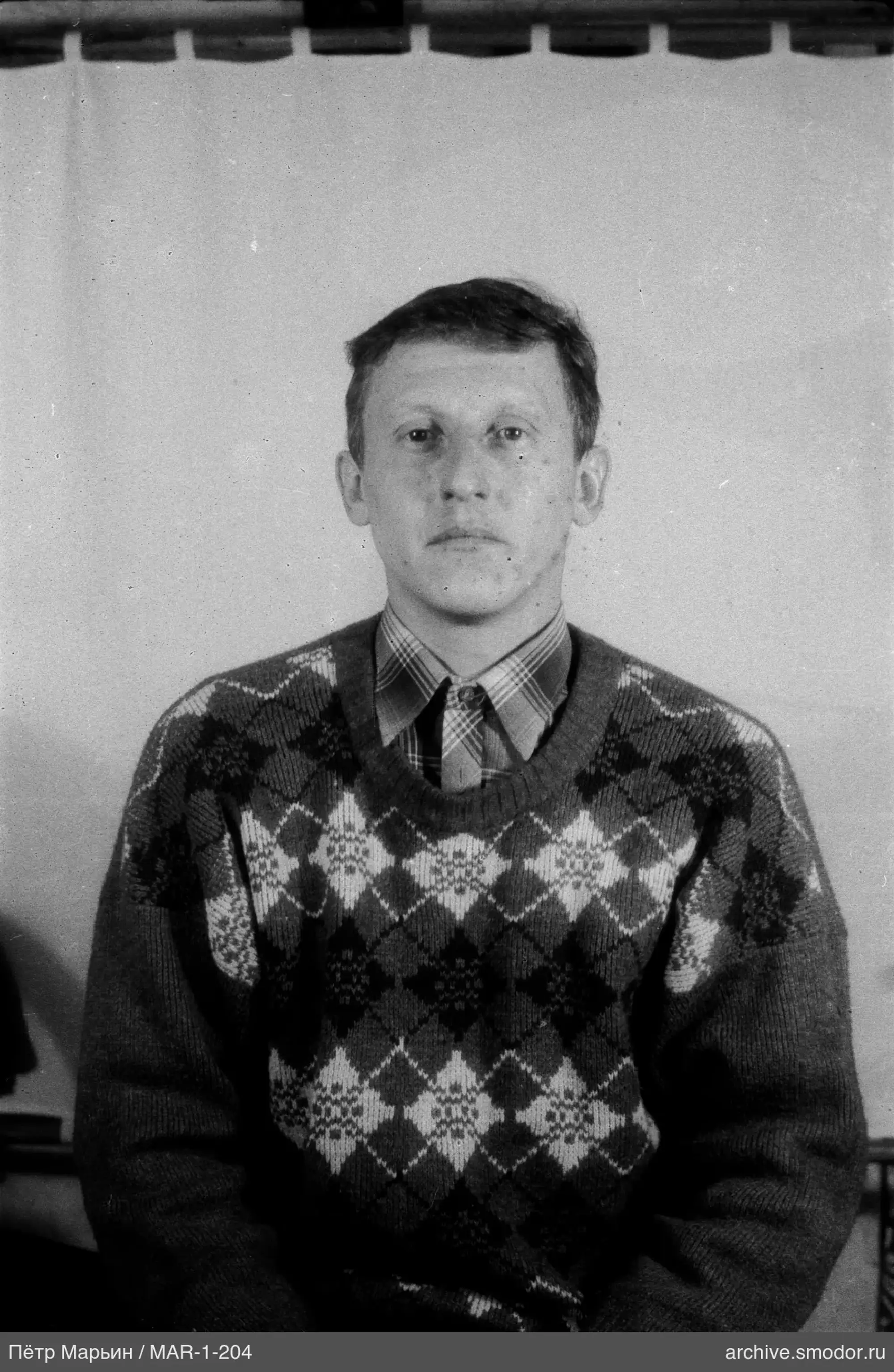 Портрет мужчины в свитере и рубашке