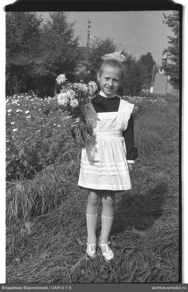 Mädchen mit Blumenstrauß im Garten