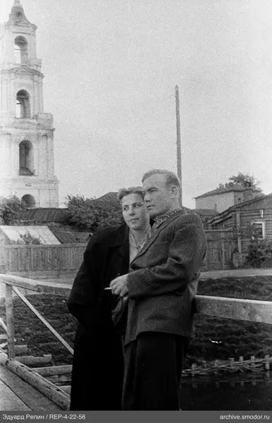 Мужчина и женщина на деревянном мосту