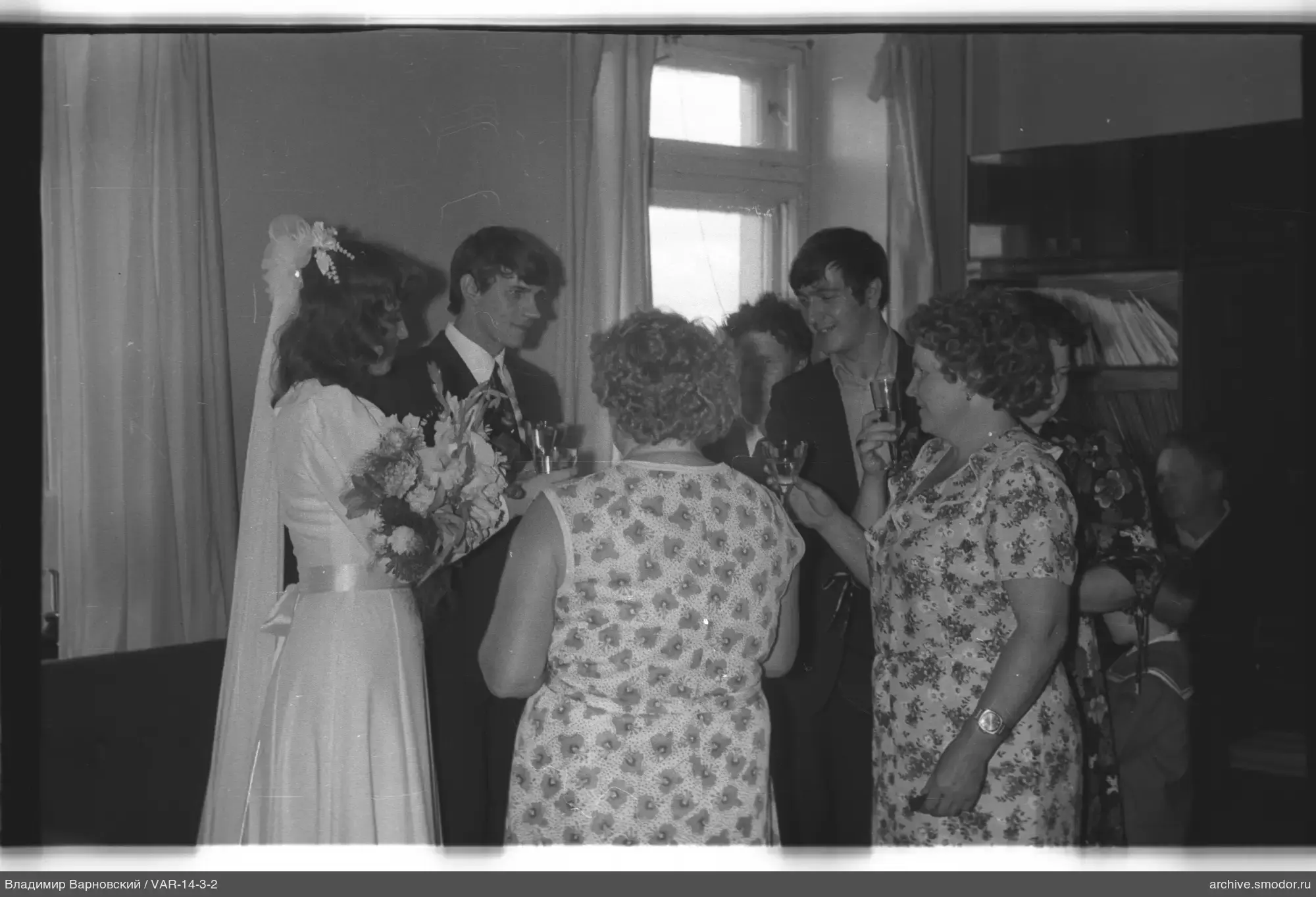 Gruppe mit Frau im Hochzeitskleid