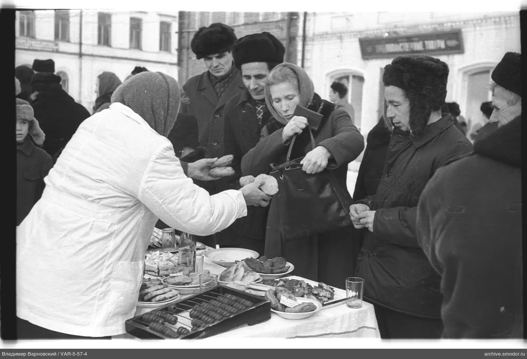 Люди у уличного стола с едой
