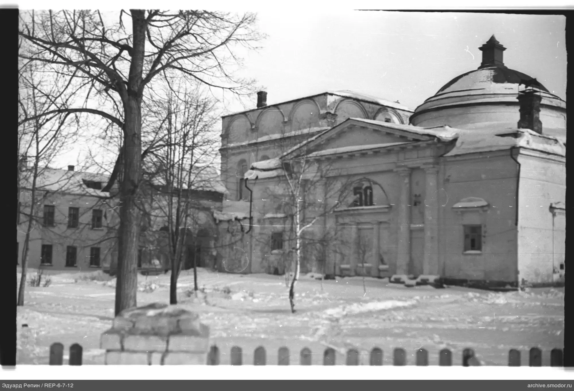 Gebäude mit Kuppel und Zahl 50