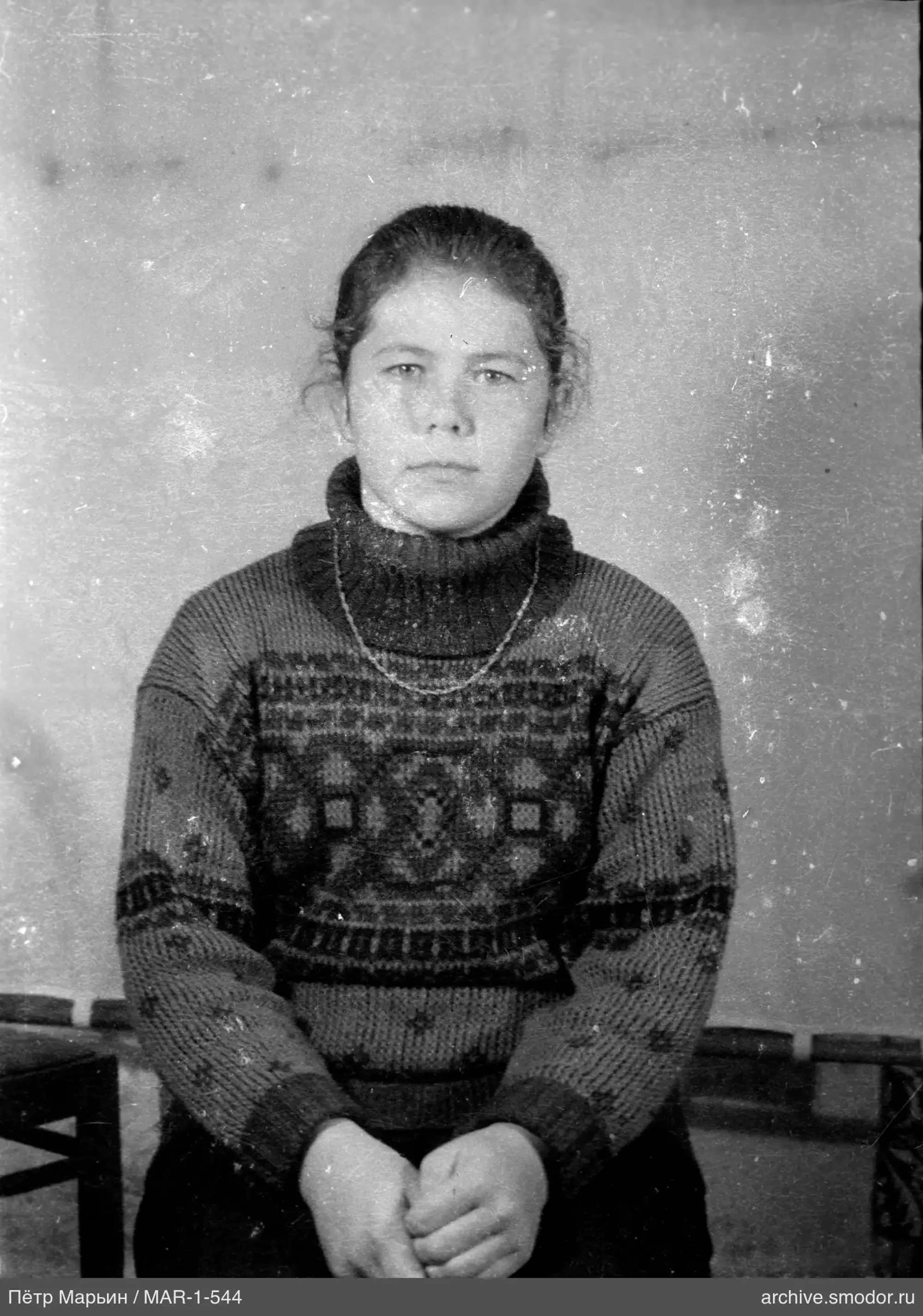Портрет женщины в тёмном свитере