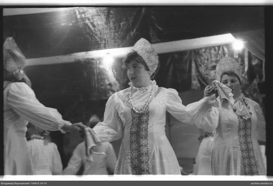 Frauen in traditionellen russischen Kostümen